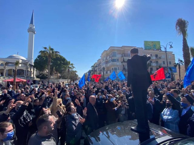 Ekzaltohet Basha në Kavajë, hypën mbi makinë për të përshëndetur turmën Ekzaltohet Basha në Kavajë, hypën mbi makinë për të përshëndetur turmën