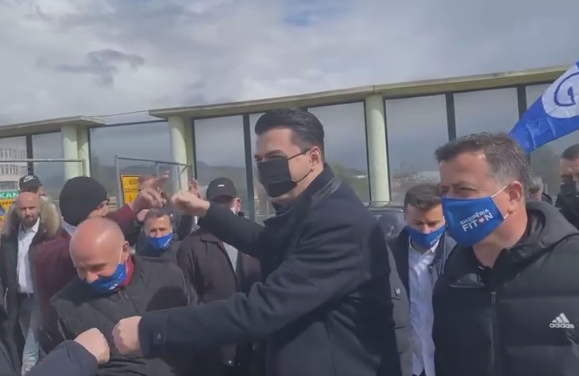 VIDEO/ Basha e merr fushatën seriozisht: Vendin e kanë qeverisur mafiozët, tenderat po i vjedhin kushurinjtë e deputetëve Fidel Ylli dhe Sadri Abazi VIDEO/ Basha e merr fushatën seriozisht: Vendin e kanë qeverisur mafiozët, tenderat po i vjedhin kushurinjtë e deputetëve Fidel Ylli dhe Sadri Abazi