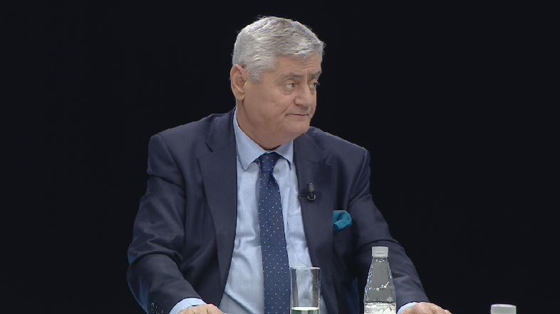 Dash Shehi: Po ta kisha zbuluar më parë Facebook do isha bërë “yll”, po mua më pëlqen të vete fshat më fshat, se iu bëhet qejfi katunarëve Dash Shehi: Po ta kisha zbuluar më parë Facebook do isha bërë “yll”, po mua më pëlqen të vete fshat më fshat, se iu bëhet qejfi katunarëve