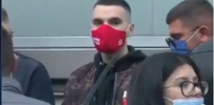 Mos ma rrihni babin! I biri i Monikës me Petrit Vasalin të vetmit në ndihmë kur Ilir Meta thërret popullin për ta mbrojtur Mos ma rrihni babin! I biri i Monikës me Petrit Vasalin të vetmit në ndihmë kur Ilir Meta thërret popullin për ta mbrojtur