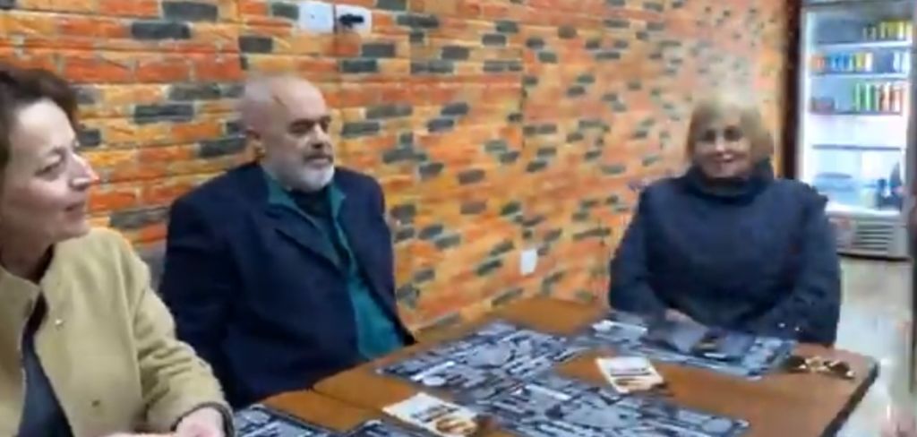 VIDEO/ Rama ulet të hajë pica në Krujë dhe bënë humor me stafin: Unë do marë 12 ti …8-tën! Kush është 8 more, Kujtim Gjuzi? VIDEO/ Rama ulet të hajë pica në Krujë dhe bënë humor me stafin: Unë do marë 12 ti …8-tën! Kush është 8 more, Kujtim Gjuzi?