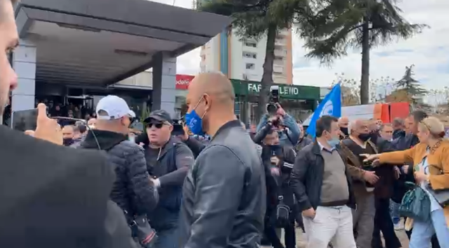 Dhunë te vaksinimi i mësuesve, dhunë për Ditën e Verës… strategjia e re humbëse e Berisha-Metës Dhunë te vaksinimi i mësuesve, dhunë për Ditën e Verës… strategjia e re humbëse e Berisha-Metës