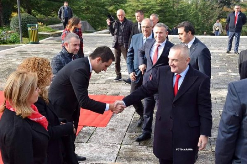 Sherri me grushta i Metës me policët e bashkisë, Veliaj: Degjenerim total, psiqik total, ta rehabilitojmë atë pijanec Sherri me grushta i Metës me policët e bashkisë, Veliaj: Degjenerim total, psiqik total, ta rehabilitojmë atë pijanec
