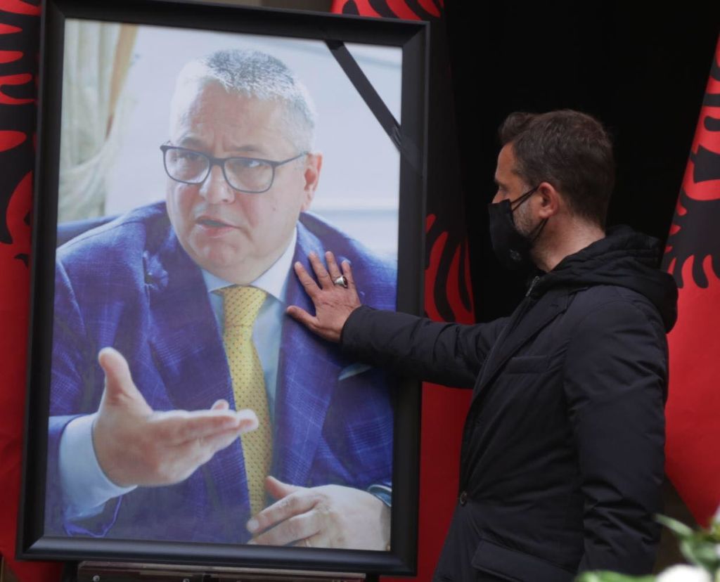 FOTOT/ Socialistët i japin mes lotëve lamtumirën Bashkim Finos, ish Kryeministri përcillet në banesën e fundit FOTOT/ Socialistët i japin mes lotëve lamtumirën Bashkim Finos, ish Kryeministri përcillet në banesën e fundit