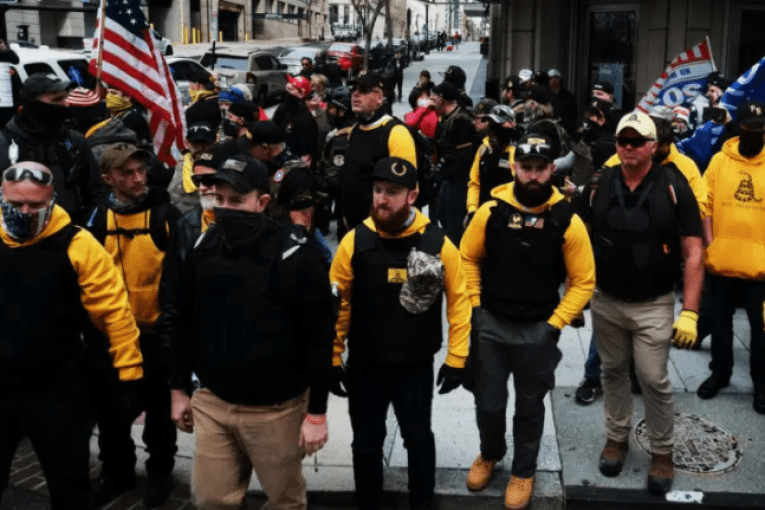 Sulmi në Capitol: kush janë katër “djemtë krenarë” të akuzuar për komplot Sulmi në Capitol: kush janë katër “djemtë krenarë” të akuzuar për komplot