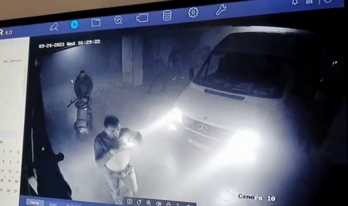 VIDEO/ Dalin pamjet nga brenda magazinës së përfshirë nga flakët ku mbeti i bllokuar Arjan Sala VIDEO/ Dalin pamjet nga brenda magazinës së përfshirë nga flakët ku mbeti i bllokuar Arjan Sala