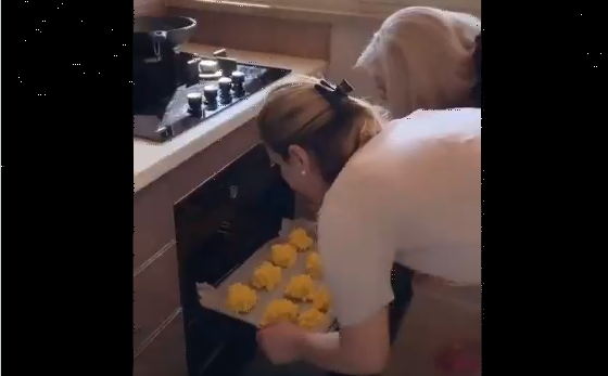 VIDEO/ Kryemadhi fut 12 ballokume në furrë e nxjerr 6, ironia e Mero Bazes: E paskan çu 50% bakshishin. Ja çdo thotë të jesh me LSI VIDEO/ Kryemadhi fut 12 ballokume në furrë e nxjerr 6, ironia e Mero Bazes: E paskan çu 50% bakshishin. Ja çdo thotë të jesh me LSI