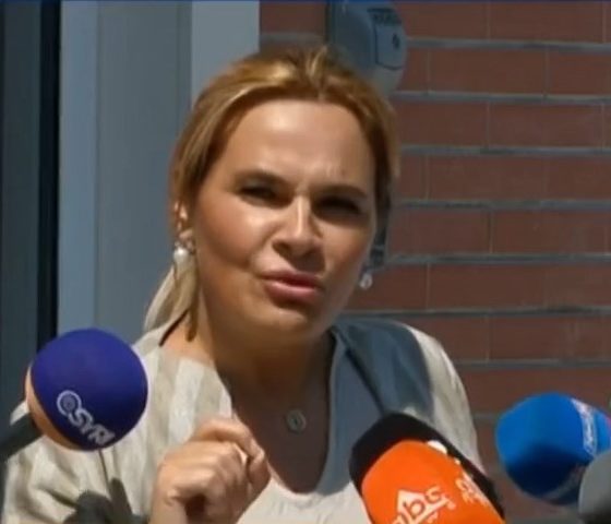 VIDEO/ Hyn në lokal me fletushkë, punonjësja përze Monika Kryemadhin: Kush i mori lekët? VIDEO/ Hyn në lokal me fletushkë, punonjësja përze Monika Kryemadhin: Kush i mori lekët?
