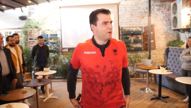 Humoristi që të bën për të qarë! Ndeshja Shqipëri-Angli në “Air Albania” ndërtuar nga Rama… Luli takon Lilën apo Lulin e Kavajës: Me mua kryeministër do fitojë sporti, Rama e ka harruar