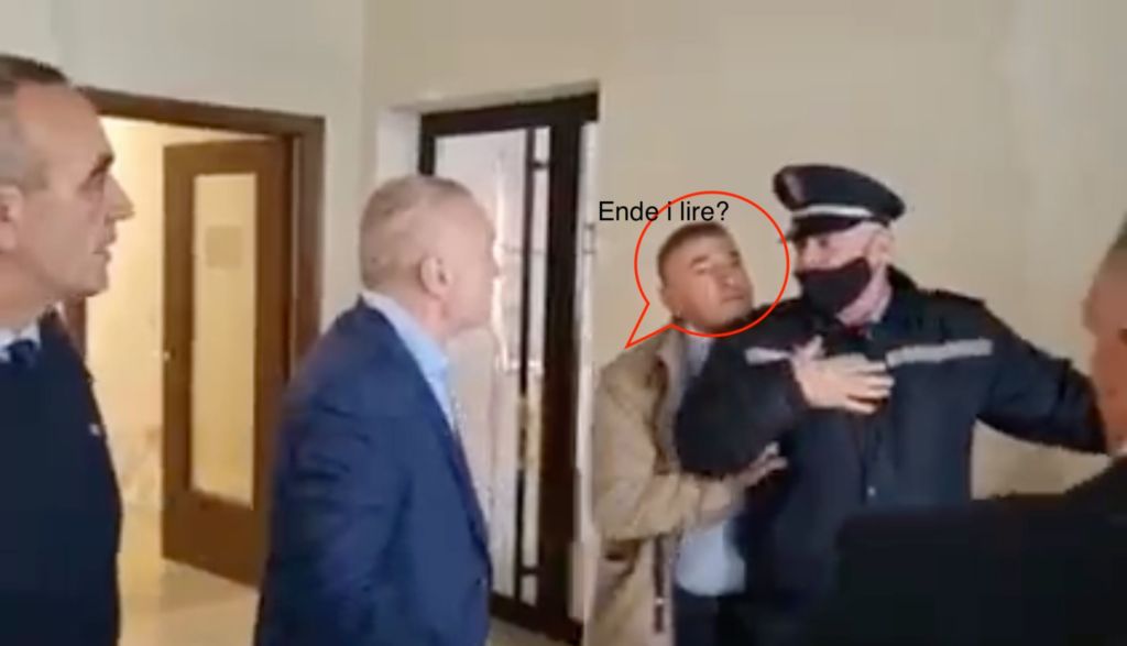 A është arrestuar ky dhunues i policit? A është arrestuar ky dhunues i policit?