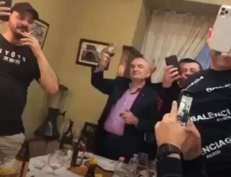 Pse Ilir Meta shfaqet gjithmonë në dreka e darka, në pushime e takime, vetëm me meshkuj kokoroçë dhe asnjëherë me ndonjë femër?!