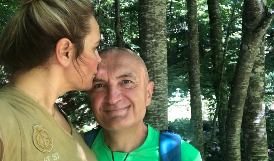 A i kuptojnë mesazhet amerikane Iliri që të “kap për veshi” dhe Monika që i bënë “sapun palmolive”?