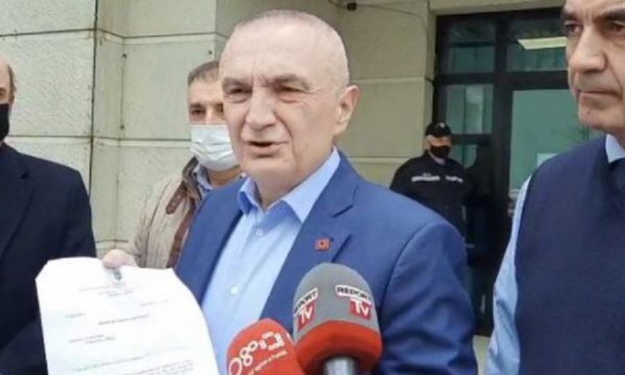Presidenti roje zyrash thërret në ndihmë popullin… por i shkon vetëm Petrit Vasili dhe djali
