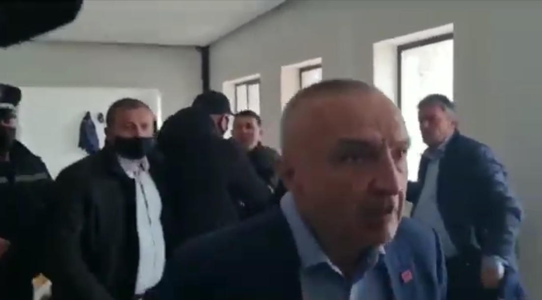 VIDEO/ “Legena… b*thq*ra… përjashta”, Ilir Meta kap për fyti policët e Bashkisë së Erion Veliaj