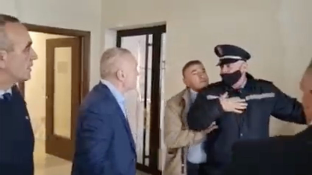 Ilir Meta dhe gjuha e trupit: Çfarë dëshmojnë këto foto?! Ilir Meta dhe gjuha e trupit: Çfarë dëshmojnë këto foto?!