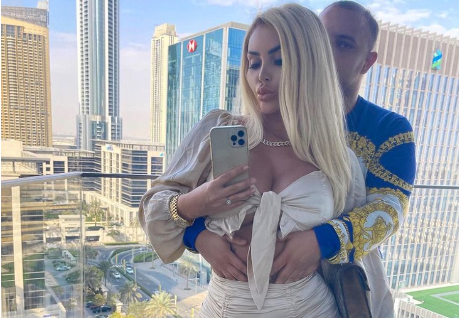 Dënohet me 6 vite burg këngëtarja Fjolla Morina, avokatja: E kam pasur aksidentalisht në çantë