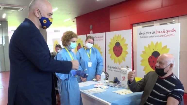 Po trajnohen 400 infermierë, 100 nga Forcat e Armatosura! Rama: Në ditët në vijim presim lajmin për nisjen e vaksinimit masiv Po trajnohen 400 infermierë, 100 nga Forcat e Armatosura! Rama: Në ditët në vijim presim lajmin për nisjen e vaksinimit masiv