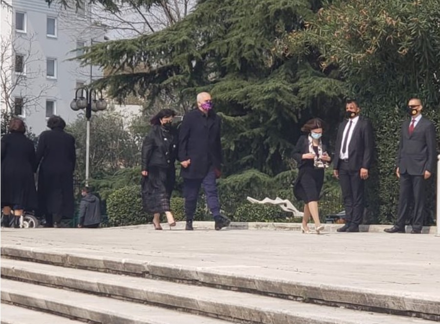 FOTOT/ I kapur përdore me Lindën, Rama kryen homazhet për ndarjen e parakohshme nga jeta të deputetit Bashkim Fino