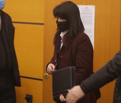 Tension dhe melodramë me qarje e shkulje flokësh në seancën e prokurores Rita Gjati: Në djall shkofshi!