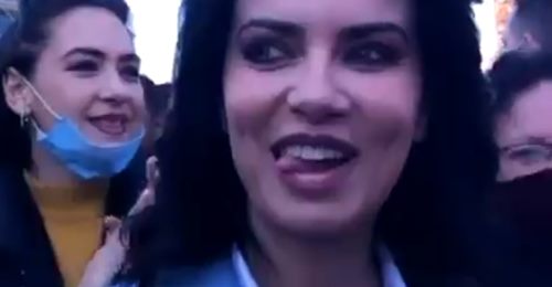 VIDEO/ “Rama ik”: Grida Duma në ekstazë, lëpihet nga kënaqësia