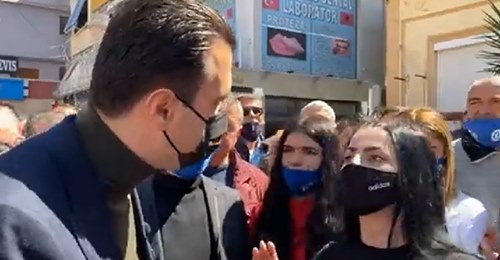 Shfaqje kllounësh në Fier! Hapet sipari, e reja i del para Bashës: Më mirë të mblidhemi këtu dhe të vdesim nga virusi sesa nga kryeministri (Video)