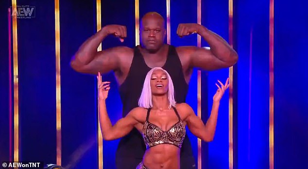 Debutimi i Shaquille O’neal në “Wrestling”: Largohet me barelë pas fluturimit mbi tavolina