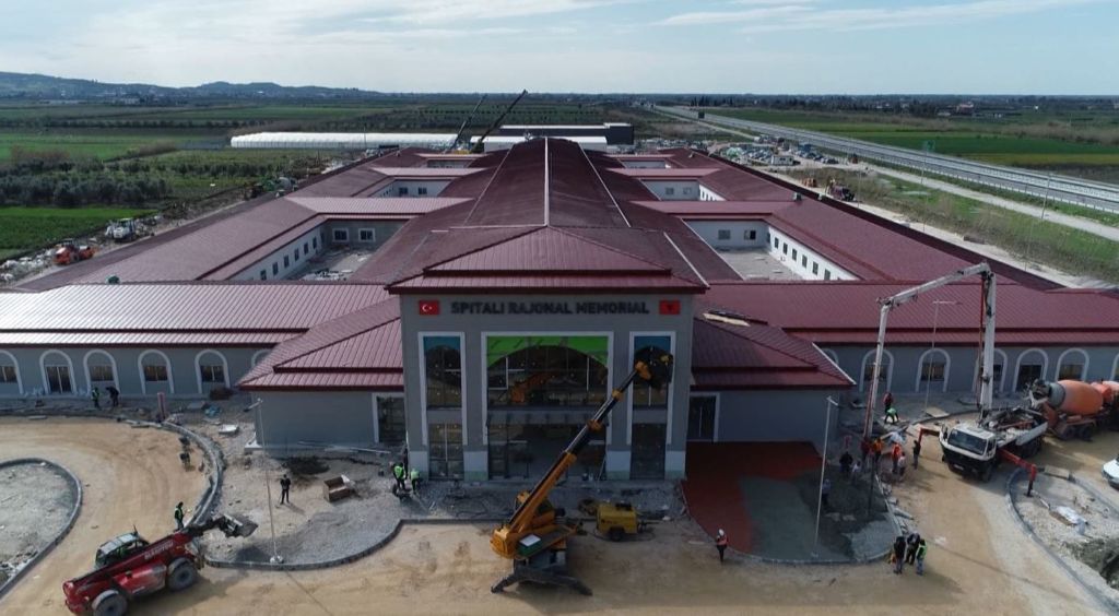 Rama nxjerr pamjet e reja nga projekti gjigant: Ja si duket spitali i Fierit në ditën e 72-të të punimeve (Video) Rama nxjerr pamjet e reja nga projekti gjigant: Ja si duket spitali i Fierit në ditën e 72-të të punimeve (Video)