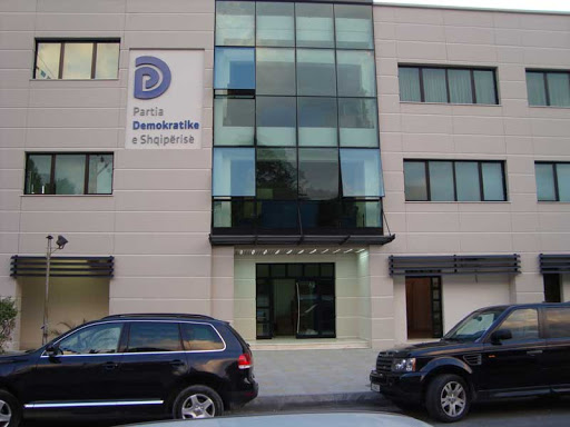 21 vite shtëpia e PD: Historia e godinës ku Ilir Meta demostroi sot forcën! Berisha e kaloi në pronësi të Bashkisë së Tiranës në 2013 FRD parti fantazmë me 0.3 % të votave! Saliu i 14 shtatori tenton ta marri 21 vite shtëpia e PD: Historia e godinës ku Ilir Meta demostroi sot forcën! Berisha e kaloi në pronësi të Bashkisë së Tiranës në 2013 FRD parti fantazmë me 0.3 % të votave! Saliu i 14 shtatori tenton ta marri