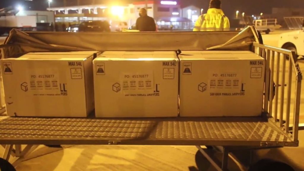 Mbërrijnë dozat e para të vaksinës AstraZeneca në vendin tonë Mbërrijnë dozat e para të vaksinës AstraZeneca në vendin tonë