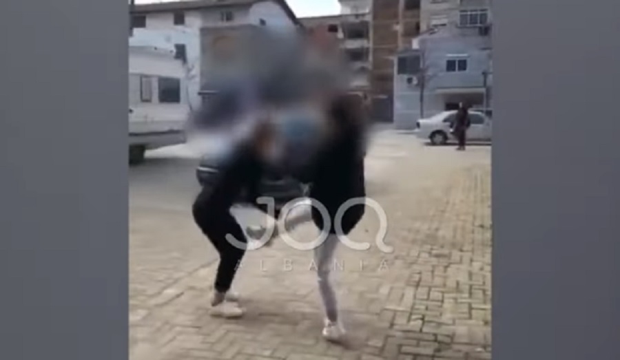 VIDEO/ Sherr mes vajzash në Tiranë, asnjëri si ndalon: Plasin shkelmat për të dashurin VIDEO/ Sherr mes vajzash në Tiranë, asnjëri si ndalon: Plasin shkelmat për të dashurin