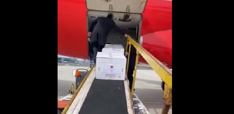 VIDEO/ Ngarkohet avioni i parë me vaksinën kineze drejt Shqipërisë VIDEO/ Ngarkohet avioni i parë me vaksinën kineze drejt Shqipërisë