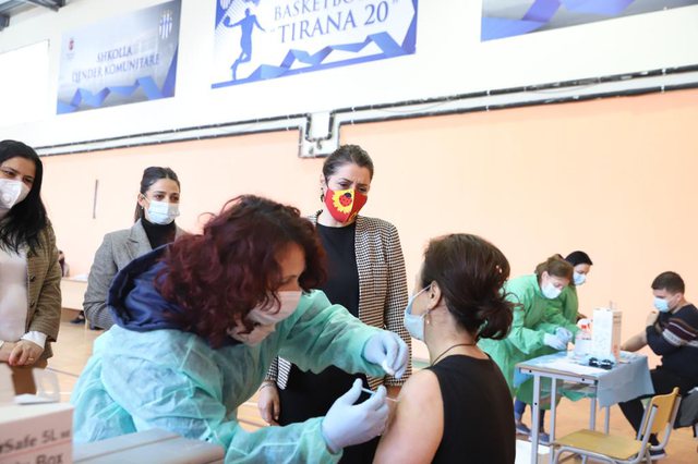 Mbi 6100 mësues të vaksinuar me AstaZeneca-n, Manastirliu: Është një vaksinë që ka siguri dhe efektivitet