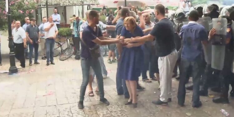 Deklaratat e PD-së në Shkodër, si komunikata paramilitarësh Deklaratat e PD-së në Shkodër, si komunikata paramilitarësh