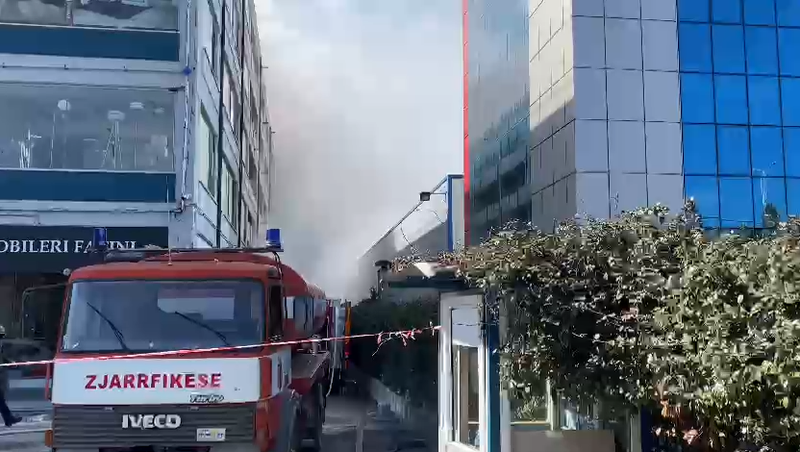 Brenda qendrës tregtare të përfshirë nga zjarri ka mbetur edhe një 17-vjeçar, kushuriri i të zhdukurit: Ishte duke shkarkuar mallin!