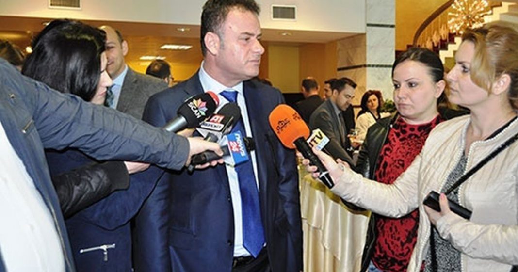 Ish drejtori i AC-së Leshko, leshkovi apo leshka I Metës, miku Kastriot Ismailajt kërcënon Ramën: Pas 25 do të jem… Ish drejtori i AC-së Leshko, leshkovi apo leshka I Metës, miku Kastriot Ismailajt kërcënon Ramën: Pas 25 do të jem…