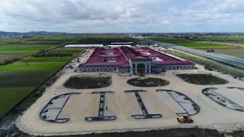 Spitali i ri i Fierit:  “Ja hyrja e stallës”! Rama Ironizon kritikët me një video: Hap dyert për pak ditë