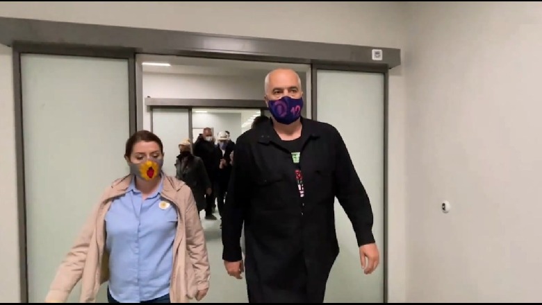 Rama  publikon pamjet nga brenda të spitalit në Fier: Objektivi ynë i afërt, një spital i ri rajonal i po këtyre standardeve në Shkodër, për krejt Veriun