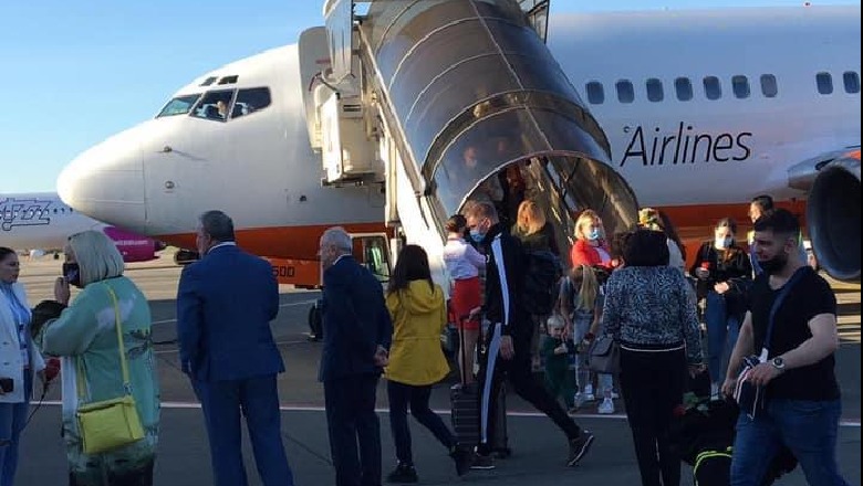 “Kthim” në punë aty ku e lamë, pas tensionit parazgjedhorë! Çelet sezoni turistik, vjen çarteri i parë me 200 turistë nga Ukraina “Kthim” në punë aty ku e lamë, pas tensionit parazgjedhorë! Çelet sezoni turistik, vjen çarteri i parë me 200 turistë nga Ukraina