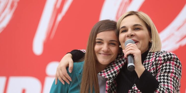 Mbyllje madhështore e fushatës në Vlorë nga Rama! “Zonjusha e Parë” e LSI shikon ëndrra nga dokrrat e Ilir Metës: Vlora do ja bëjë fora, do ta çlirojmë