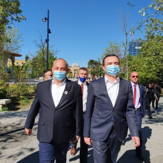 Albin Kurti ka vendosur një precedent te dyshimtë duke votuar në Tiranë, përsërit fjalët e Ilir Metës: Sot dita është me diell dhe do jetë deri në mbrëmje