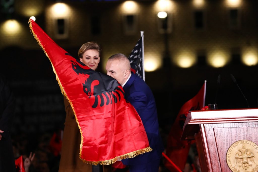 Ndodhi sërish, Metës nuk i eci intriga, vjedh sloganin ballist: Gati për të firmosur Dekretin për mbrojtjen e Republikës! Shqipëria e Shqiptarëve! Vdekje tradhëtarëve Ndodhi sërish, Metës nuk i eci intriga, vjedh sloganin ballist: Gati për të firmosur Dekretin për mbrojtjen e Republikës! Shqipëria e Shqiptarëve! Vdekje tradhëtarëve