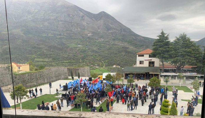 VIDEOLAJM/ Si u katandisën mitingjet e Bashës dhe Kryemadhit në Qarkun e Vlorës VIDEOLAJM/ Si u katandisën mitingjet e Bashës dhe Kryemadhit në Qarkun e Vlorës