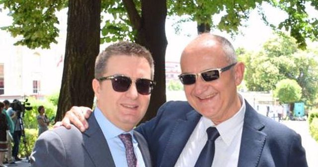 Çfarë po planifikojnë? LSI braktis zyrtarisht Luan Ramën: “Ta votojmë apo jo o Titi se po na bëni konfuz”?! Votuesit bëhen lëmsh dhe e pyesin troç Petrit Vasilin Çfarë po planifikojnë? LSI braktis zyrtarisht Luan Ramën: “Ta votojmë apo jo o Titi se po na bëni konfuz”?! Votuesit bëhen lëmsh dhe e pyesin troç Petrit Vasilin