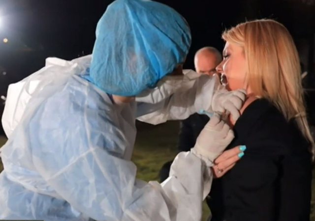 Gazetarja merr dozën anti-COVID para Ramës, kryeministri nuk i kursen batutat: Të të shërbej pak? Nuk t’i lexoj pyetjet jo! (Video)