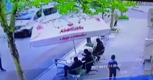 A ka polici ky shtet?! “Policia militare” e PD e motorizuar me furgona të bardhë seri, tip Mercedes! Përs nuk arrestohen ish policat që kanë krijuar shtet brënda shtetit dhe organizatorët dhe sponsorizuesit e tyre?! A ka polici ky shtet?! “Policia militare” e PD e motorizuar me furgona të bardhë seri, tip Mercedes! Përs nuk arrestohen ish policat që kanë krijuar shtet brënda shtetit dhe organizatorët dhe sponsorizuesit e tyre?!