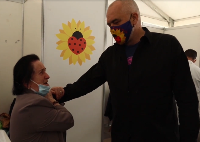 “T’u bëftë dita 1mijë! Takoi kryeministrin Rama, e moshuara përlotet gjatë bisedës (Video)