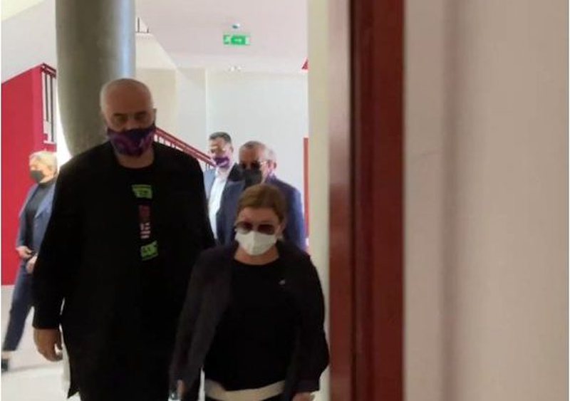 “Mua ma thua ti, je shtrigë e ça shtrige”?! Rama habit me deklaratën për kryetaren e Bashkisë së PS-së, ia thotë të gjitha troç: I’u a mori frymën kjo ë, i’u shkatërroi?! “Mua ma thua ti, je shtrigë e ça shtrige”?! Rama habit me deklaratën për kryetaren e Bashkisë së PS-së, ia thotë të gjitha troç: I’u a mori frymën kjo ë, i’u shkatërroi?!