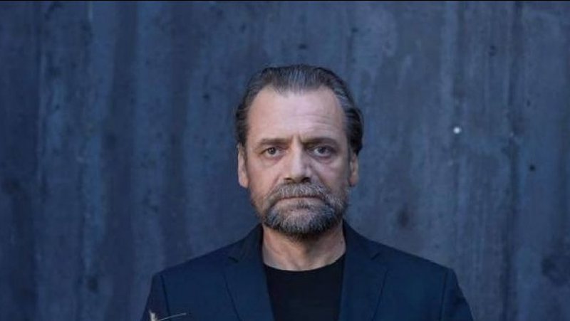 Sulmoi Robert Ndrenikën dhe Tinka Kurtin, Alfred Trebicka del kundër Edmond Budinës Sulmoi Robert Ndrenikën dhe Tinka Kurtin, Alfred Trebicka del kundër Edmond Budinës