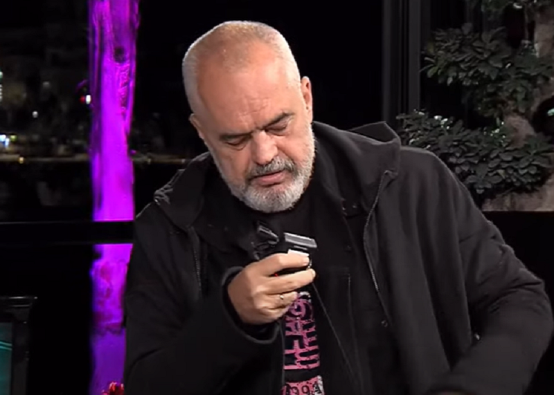 “U largua në mënyrë të beftë”! Kryeministri Edi Rama lë pa fjalë Babaramon, heq mikrofonin dhe largohet në mes të emisionit: Kur të duash jam gati të vijë në intervistë si kryeministri i Shqipërisë dhe jo shitës kapelesh policash