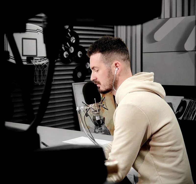 Çfarë ndodhi? Po lexonte lajmin për Monika Kryemadhin: Moderatori shpërthen në të qeshura dhe e ndërpret emisionin (VIDEO) Çfarë ndodhi? Po lexonte lajmin për Monika Kryemadhin: Moderatori shpërthen në të qeshura dhe e ndërpret emisionin (VIDEO)